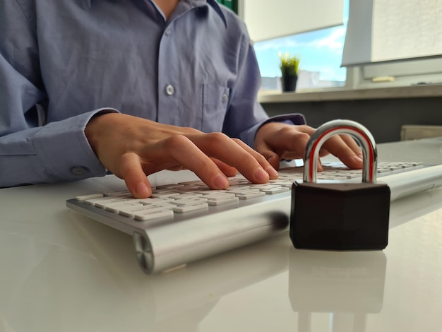 Foto il bambino utilizza il laptop con l'applicazione di controllo parentale installata a casa in primo piano