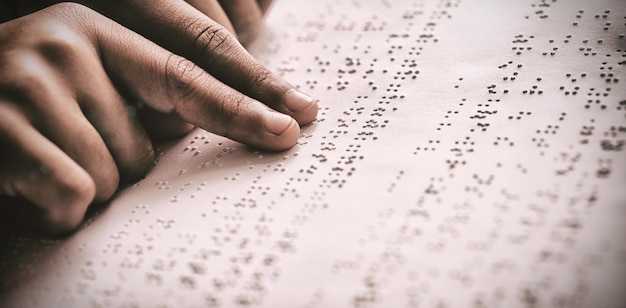 Foto bambino che usa il braille per leggere