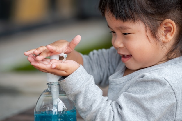 Foto bambino con disinfettante per le mani.