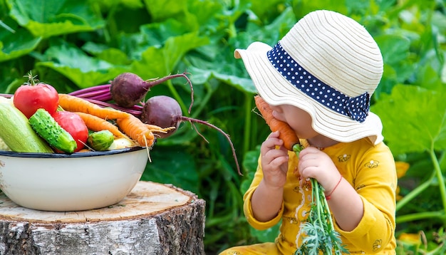 Bambino nel fuoco selettivo dell'orto