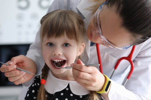 Dentista in visita da bambino