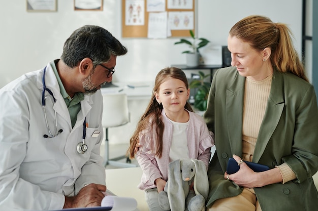 Child visiting pediatrician with mother