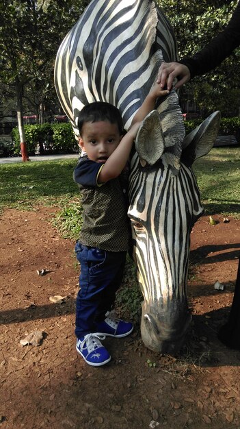 Photo child was happy in a garden and the animals