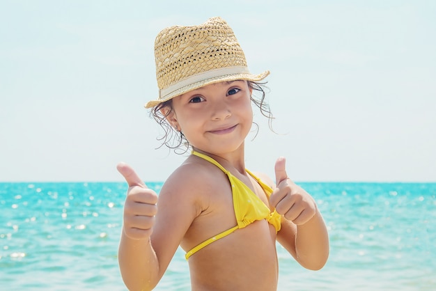 Photo child in the water sea.