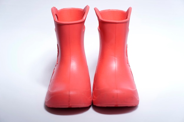 흰색 바탕에 어린이 wellies