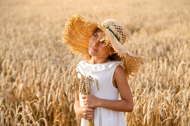 Ребенок на пшеничном поле. Выборочный фокус.