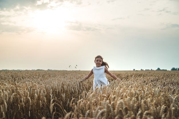 Un bambino in un campo di grano. messa a fuoco selettiva.