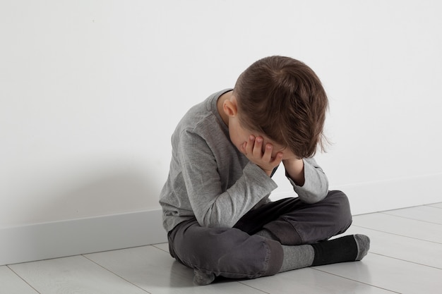 우울증이 바닥에 앉아있는 아이