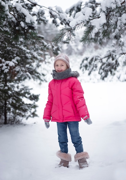 冬の子供。冬の外で遊んでいる小さな女の子。美しい冬の子供の肖像画。幸せな子、屋外で冬の楽しみ。