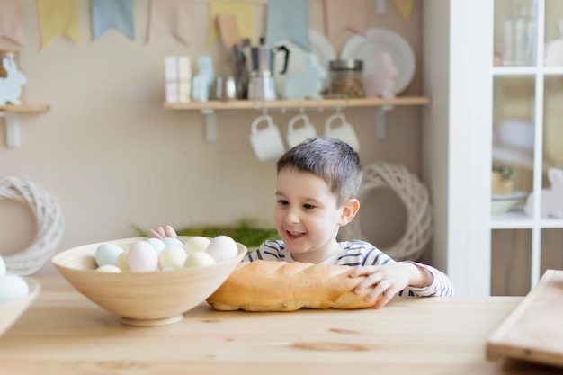 Ребенок с багетами на кухне