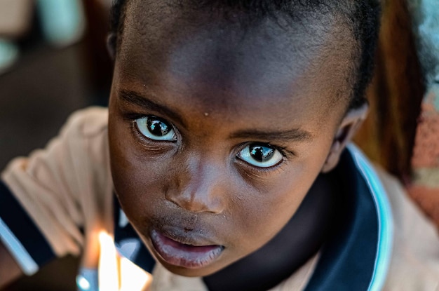 Photo a child with big eyes looking at the camera