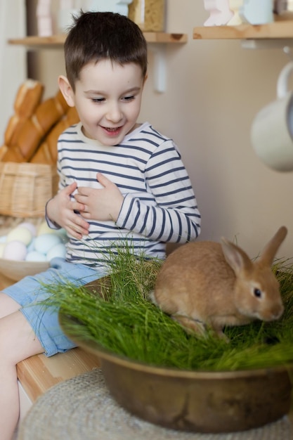 Ребенок с кроликом и пасхальным украшением
