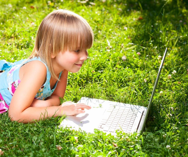 야외 에서 컴퓨터 를 사용하는 어린이