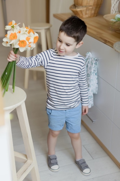 Foto bambino con narcisi e decorazioni pasquali