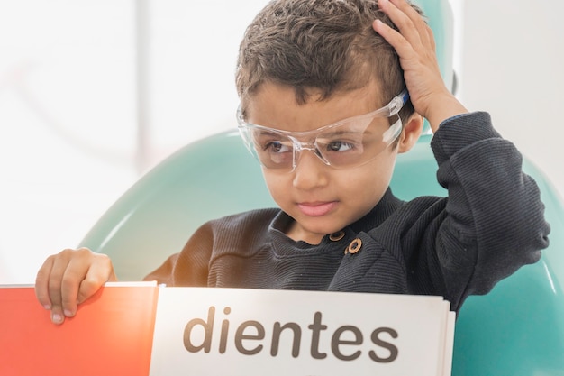 Un bambino con un dentista in uno studio dentistico. cure odontoiatriche in una clinica per bambini.