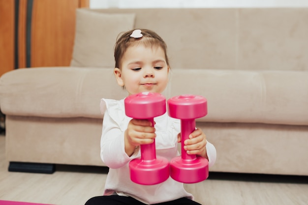 Foto bambino con manubri a casa