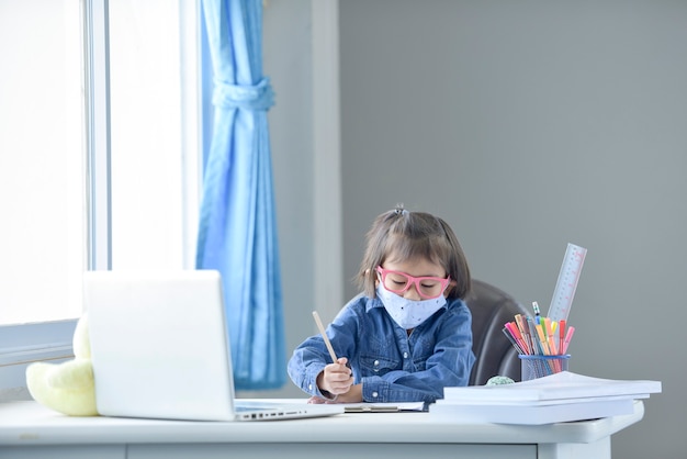 Bambino con maschera facciale che torna a scuola dopo la quarantena e il blocco del covid-19.