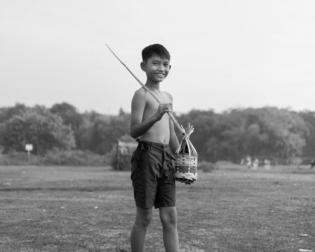 Foto bambino con canna da pesca