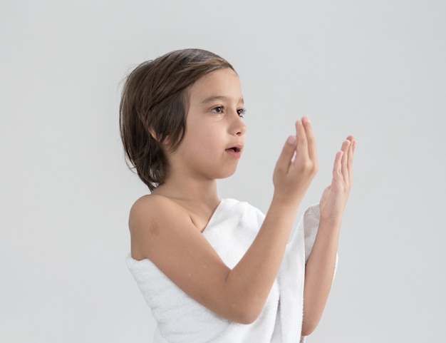 Photo child with hajj pilgrimage clothes praying