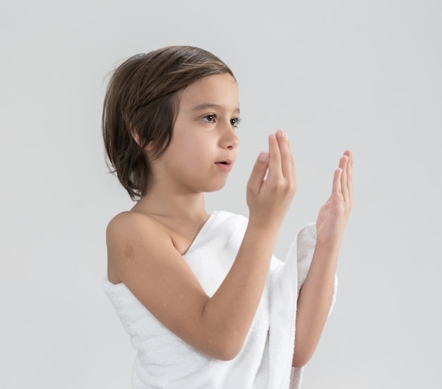 Photo child with hajj pilgrimage clothes praying