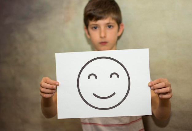 Foto un bambino con un messaggio felice, problema sociale