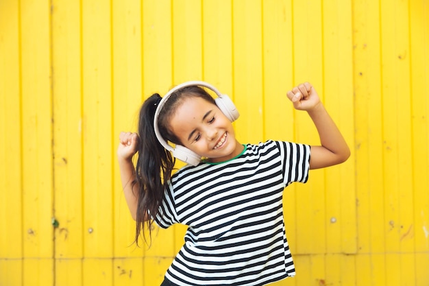 Un bambino con le cuffie che ascolta la musica concetto di audiolibro imparare lezioni audio una bambina wi