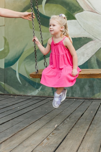 聴覚障害を患った子耳鳴りインプラントで遊びます ストリートデーフの子供が聴覚喪失を経験し始めました