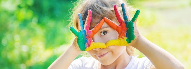 写真 色とりどりの塗られた手を持つ子供