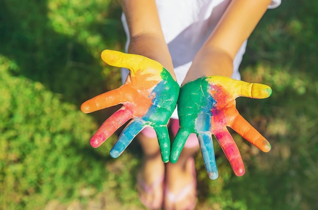 Photo child with painted hands and legs