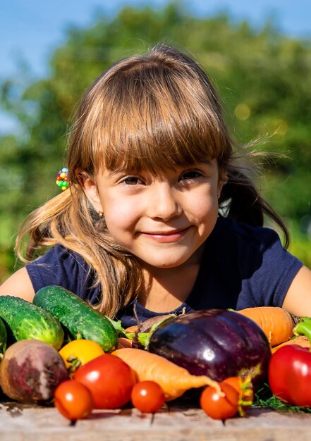 庭で野菜を持つ子供選択的な焦点