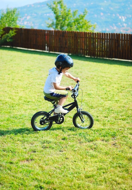 Attività infantile con bici sul prato verde