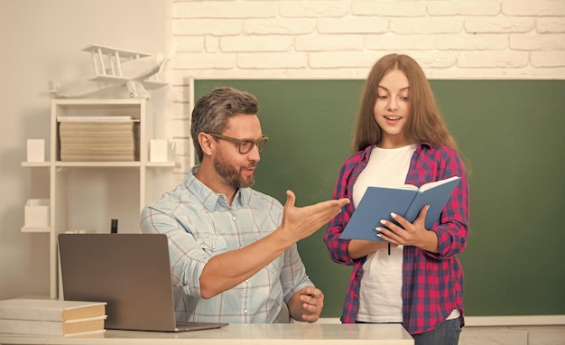 Foto educazione all'infanzia discutendo di alunni e tutor con il padre del computer portatile e lo studio di una ragazza adolescente