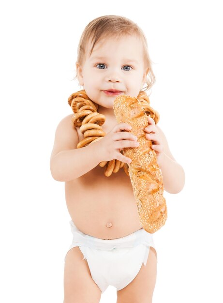 子供の頃と食べ物の概念-長いパンを食べるかわいい幼児