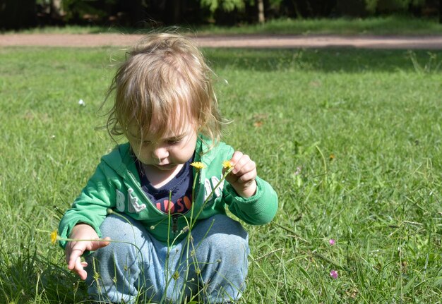 Photo childhood happiness portrait of a 2yearold boy on a sunny day