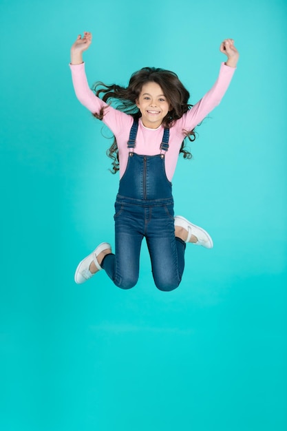 파란색에 고립 된 십대 소녀의 십대 소녀 어린 시절의 어린 시절 행복