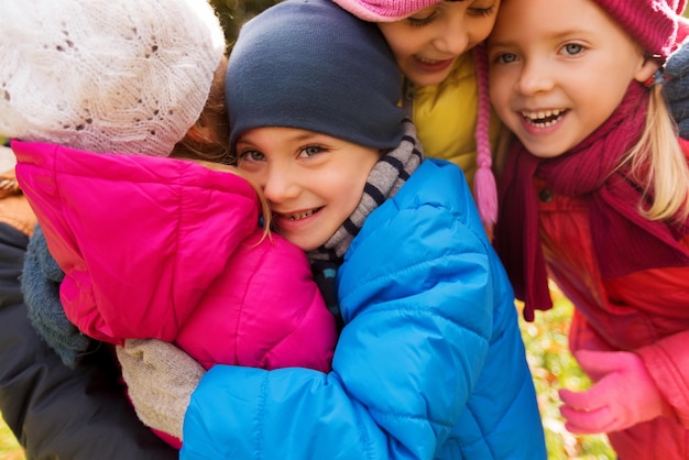 어린 시절, 여가, 우정, 그리고 사람들의 개념 - 가을 공원에서 껴안고 있는 행복한 아이들
