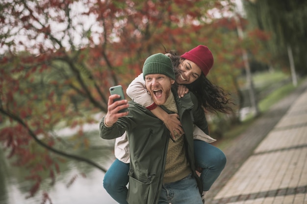 Immagini infantili. una coppia gioiosa che fa selfie folli ed emotivi