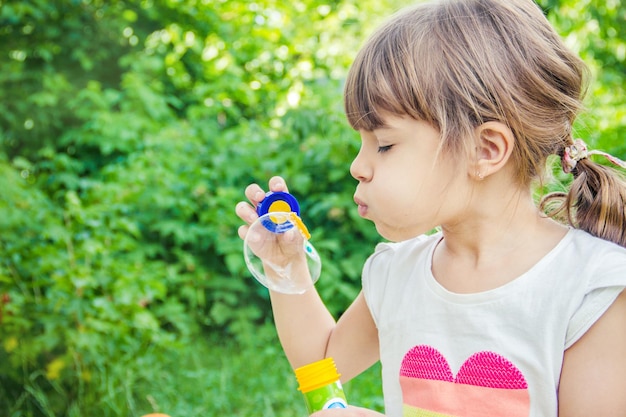 子供たちは泡を吹いています選択的な焦点