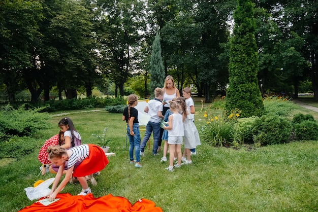 Foto i bambini sono impegnati in lezioni all'aperto nel parco.