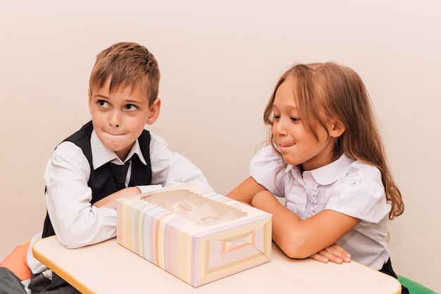 Children are going to eat cake