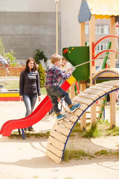 写真 子供たちは屋外の遊び場で遊んでいます