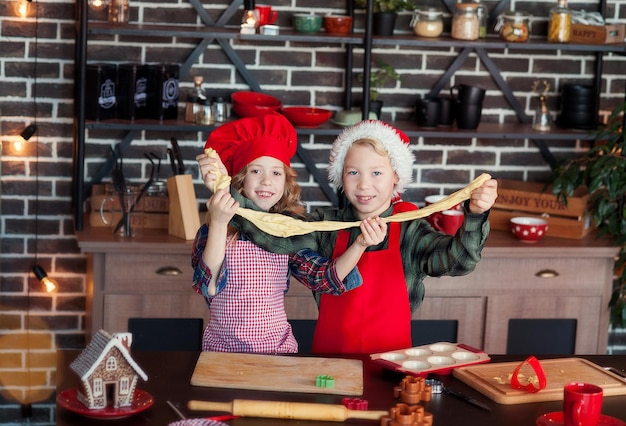 Foto i bambini stanno preparando i biscotti per natale