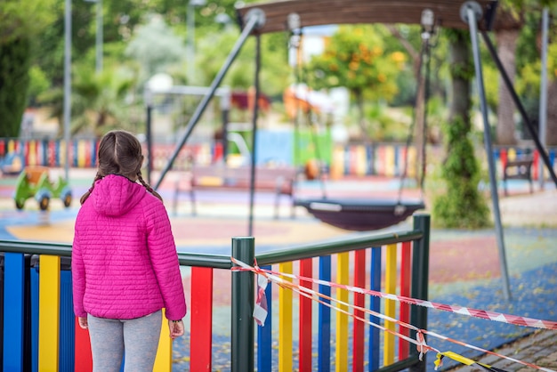 Foto i bambini non sono ancora in grado di godersi i parchi per evitare il contagio