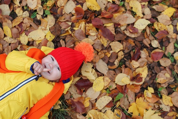 Foto i bambini stanno camminando nella natura i bambini di twilight stanno camminando intorno al parco fratello e sorella nel parco cittadino autunnale nella caduta delle foglie