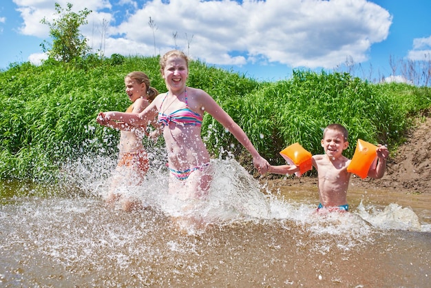 写真 子供たちは夏の日に川で水浴びをする