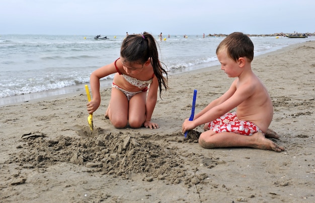 Foto bambini sulla spiaggia