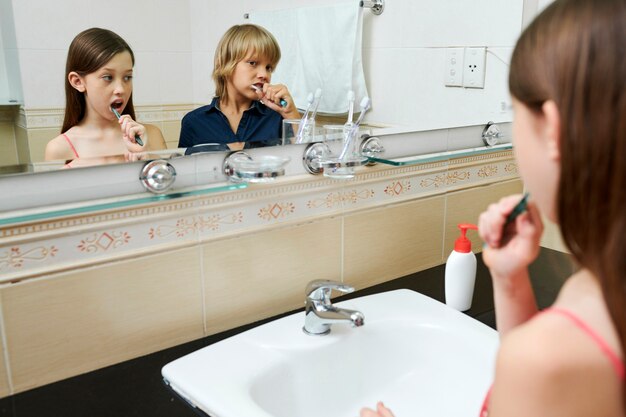 Foto i bambini si lavano i denti