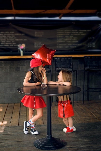 子供たちはダークブラックのレストランの居酒屋で誕生日を祝います