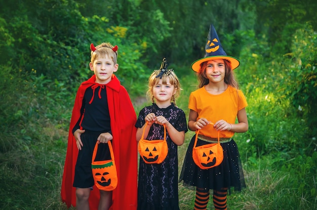 Дети празднуют Хэллоуин в костюмах. Выборочный фокус. Дети.