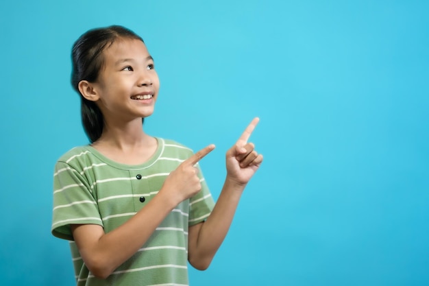 아이들은 파란색 파스텔 배경에서 보고 웃고 있는 귀엽고 명랑한 사람들의 사진을 닫습니다.